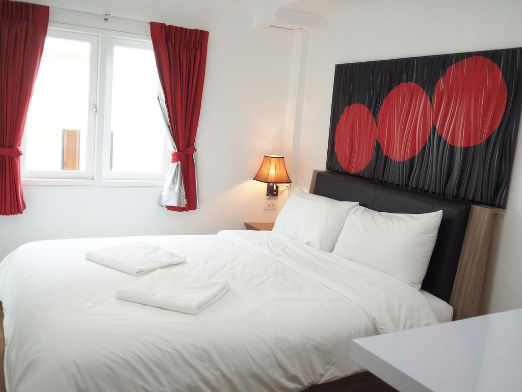 Pook Swan House Hotel Pattaya Room photo